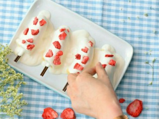 福利！教你做香蕉牛奶冰激凌,把捏碎的冻干草莓碎块点缀在香蕉上，放入冰箱冷冻4小时；