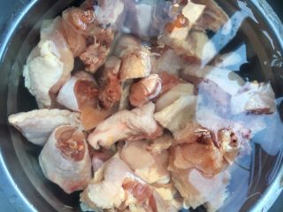 香菇栗子炖鸡,鸡肉剁小块浸泡去除血水