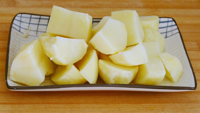 【土豆小丸子】土豆还可以这样做！,用一根筷子能够轻松的扎透就是熟了...