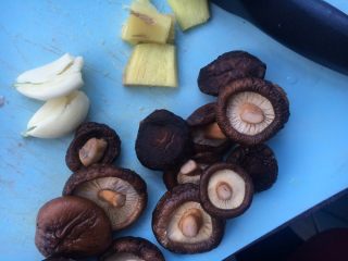 香菇栗子炖鸡,姜切片，蒜拍碎，香菇洗净挤干水分