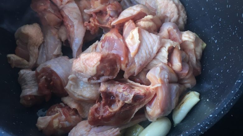 香菇栗子炖鸡,炒出香味后倒入鸡块