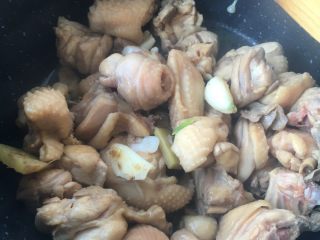 香菇栗子炖鸡,炒至鸡块变色