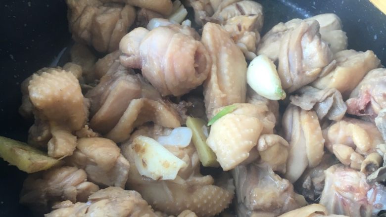 香菇栗子炖鸡,炒至鸡块变色
