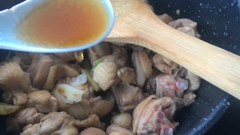香菇栗子炖鸡,放入调味料