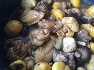 香菇栗子炖鸡,等上色均匀后倒入开水，差不多浸没鸡块
