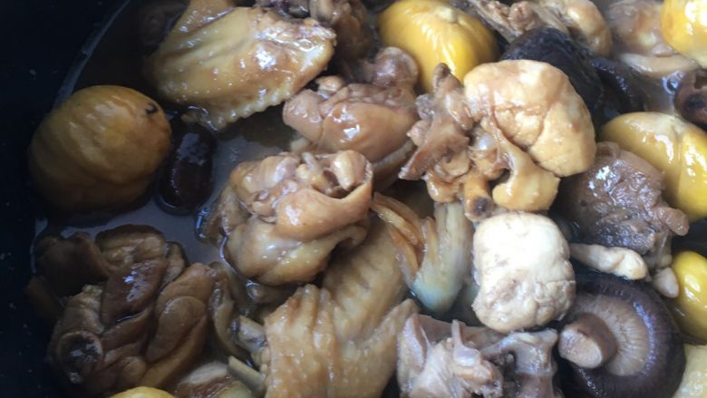 香菇栗子炖鸡,等上色均匀后倒入开水，差不多浸没鸡块