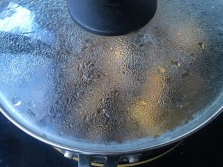 香菇栗子炖鸡,盖上锅盖，小火慢炖30多分钟
