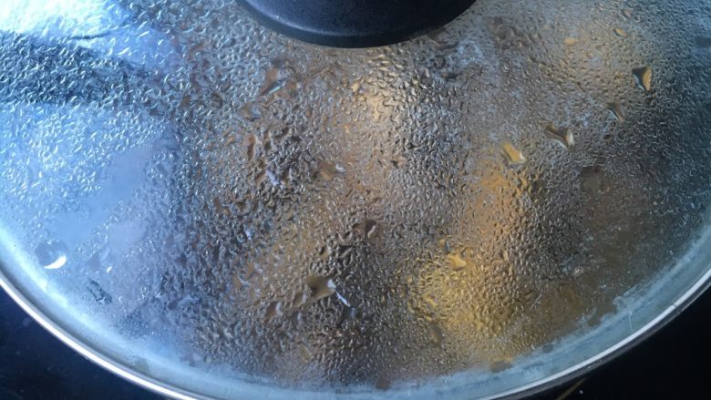 香菇栗子炖鸡,盖上锅盖，小火慢炖30多分钟
