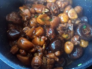 香菇栗子炖鸡,水分快干时大火收汁，快速地翻炒均匀