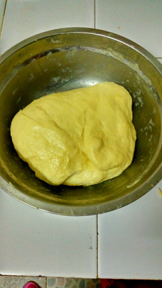 面包仔,加入软化的黄油后揉到光面的面团。放置冰箱10-30分钟发酵。(这个是第一次发酵)