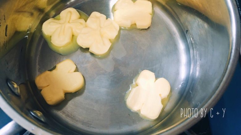 可能是小盆友最喜欢吃的甜点——费南雪,黄油放入锅中加热直到完全融化，颜色略深。
