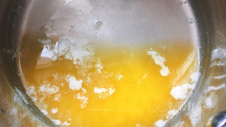 可能是小盆友最喜欢吃的甜点——费南雪,置于冷水中，使黄油快速冷却。