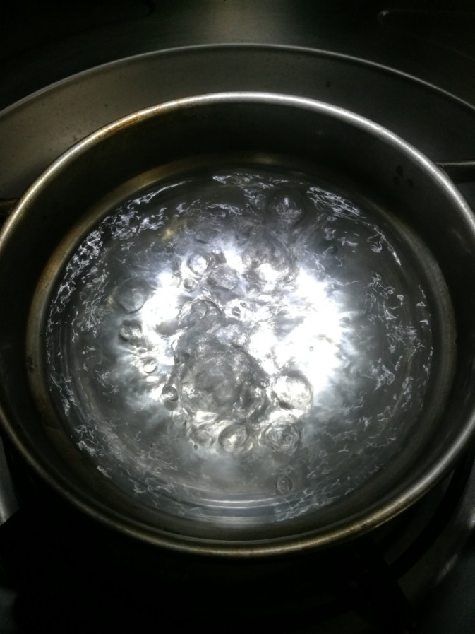 海参小米粥,把锅中水烧开。