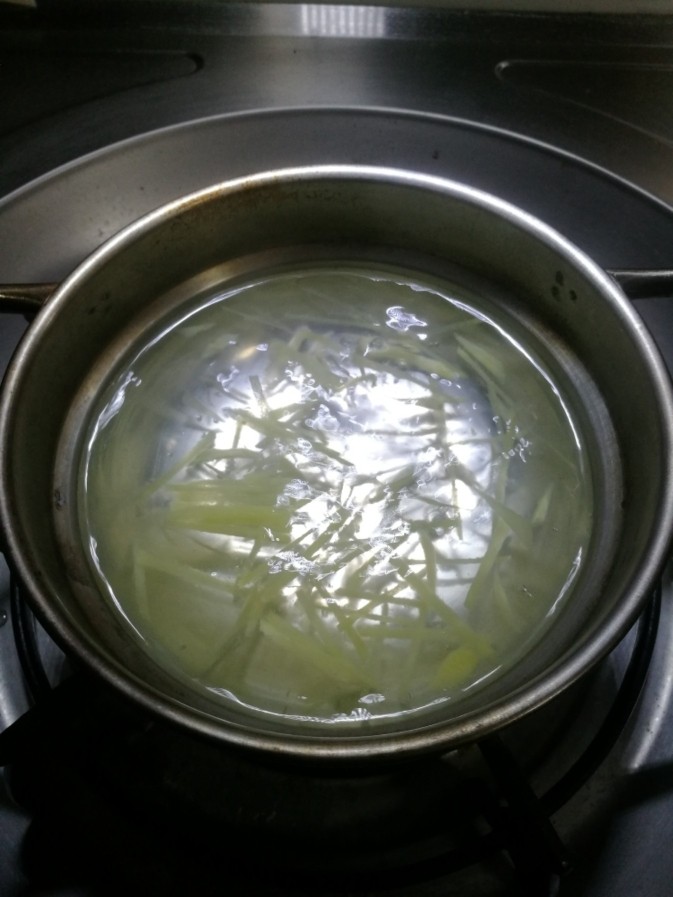 海参小米粥,姜丝倒入煮5分钟，让姜汁煮匀。