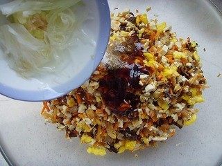 美味包子~,馅料中加入蚝油、生抽、盐、鸡精、食用油、葱姜水搅拌均匀