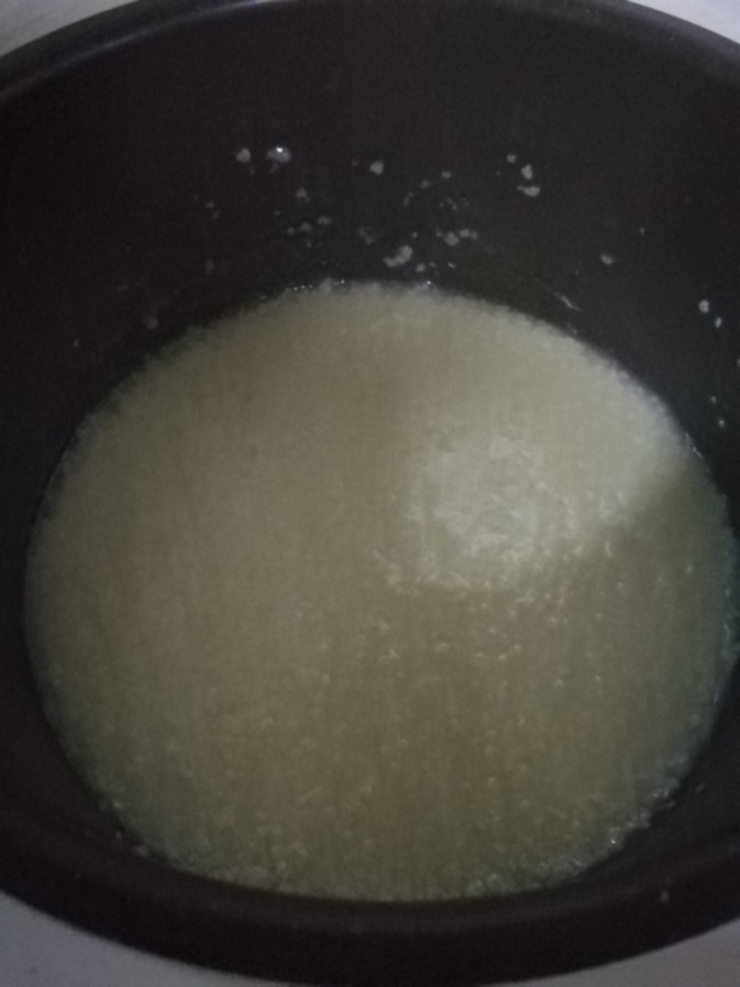海参小米粥,1小时后，小米粥基本煮好。