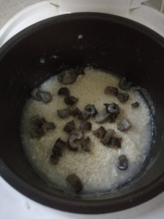 海参小米粥,       同时放入姜水煮过的海参，放入食盐，搅拌一下，盖上再煮5一10分钟。