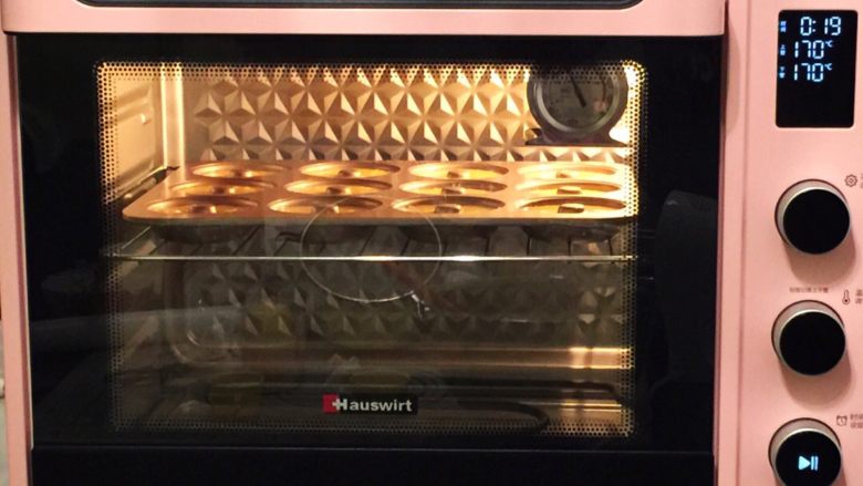 少女情怀甜甜圈,烤箱预热170度上下火中层20分钟左右