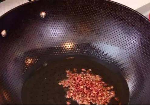 香辣土豆丝,锅里加油，下入花椒，炒香后将花椒捞出