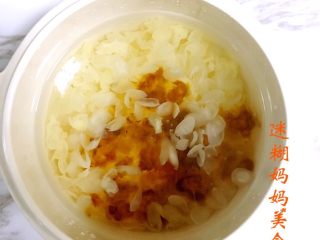 桃胶皂角米炖银耳,接着放入泡发好的桃胶和皂角米