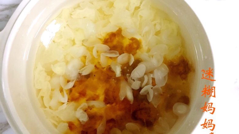 桃胶皂角米炖银耳,接着放入泡发好的桃胶和皂角米
