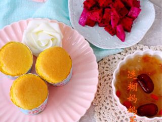 桃胶皂角米炖银耳,配上几个自制的小蛋糕，一份水果，就是一顿简单丰富的早餐啦