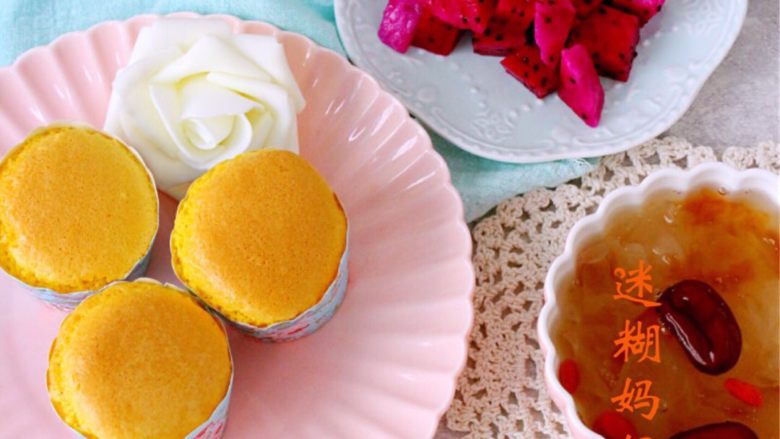 桃胶皂角米炖银耳,配上几个自制的小蛋糕，一份水果，就是一顿简单丰富的早餐啦