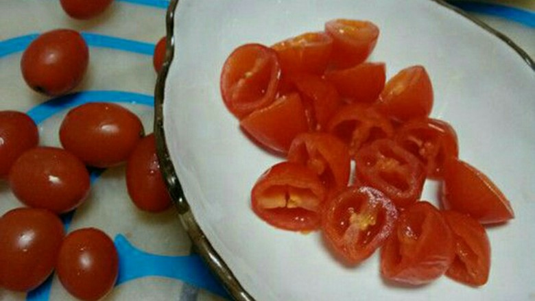 番茄汤圆,<a style='color:red;display:inline-block;' href='/shicai/ 3438'>圣女果</a>洗净从中间横切对半，挤掉里面的汁只留下果肉，或是用料理机打碎。
