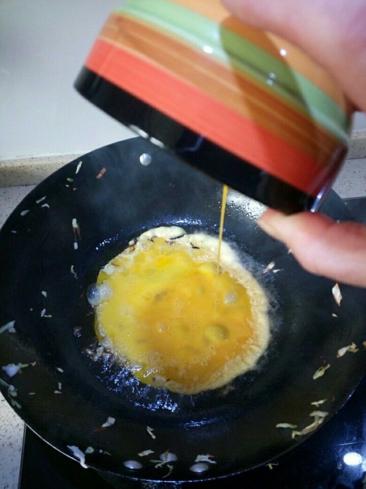 平阳炒粉干,鸡蛋鸡蛋散煎好备用