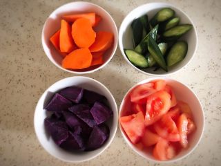 彩色水饺,将榨汁的蔬菜切好备用，其中紫薯先蒸熟再切块