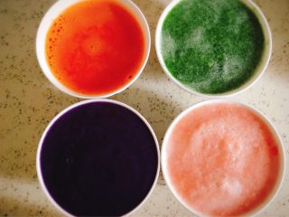 彩色水饺,榨汁   榨汁时放适量的水，防止太浓稠