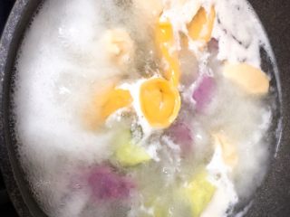 彩色水饺,下锅了  煮饺子可以在汤里加点盐或者醋  饺子可以更完整