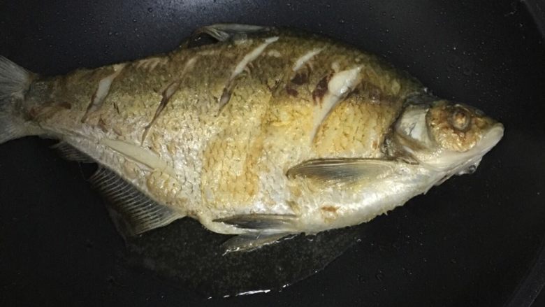 干烧武昌鱼,腌制好的鱼在抹上一层干淀粉，下锅煎制两面金黄捞出备用