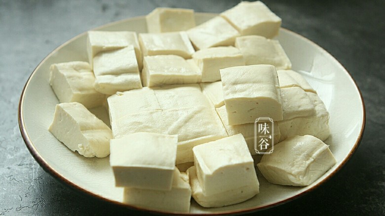 蚝油一口豆腐,<a style='color:red;display:inline-block;' href='/shicai/ 465'>豆腐</a>切成小方块 。