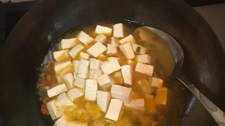 蟹黄豆腐,烧开后转小火加入清水洗净的豆腐，加入一点砂糖、生抽、咸盐