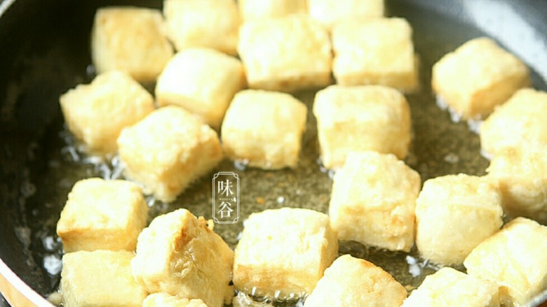 蚝油一口豆腐,锅内放多点油，把豆腐块放进去炸至金黄 。
