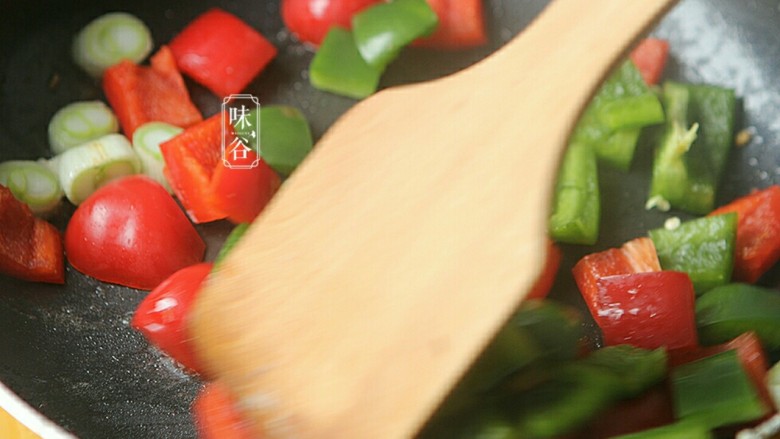 蚝油一口豆腐,锅内留一点底油，把大葱和彩椒放进去翻炒。