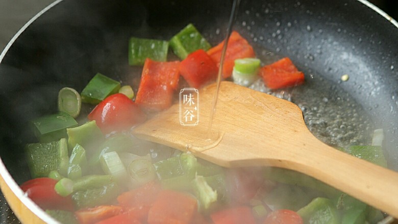 蚝油一口豆腐,放点水抄到彩椒断生。