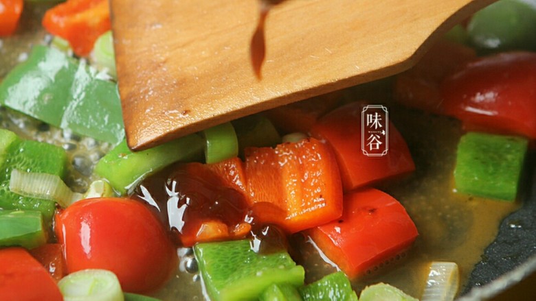 蚝油一口豆腐,倒入<a style='color:red;display:inline-block;' href='/shicai/ 721'>蚝油</a>和翻炒均匀。（觉得味道不够可以再加点盐）