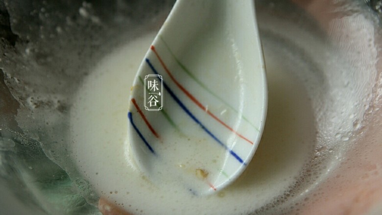 蚝油一口豆腐,准备好淀粉水（淀粉兑水）后倒入锅中翻炒。