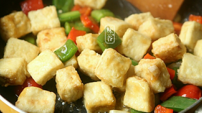 蚝油一口豆腐,最后倒入豆腐块快速翻炒至每个豆腐块都均匀沾上酱汁即可。