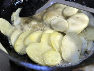 香辣干锅排骨,用炒过排骨的油，炒土豆，炒至7成熟，捞出备用 。
