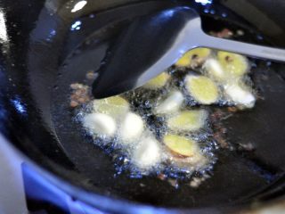 香辣干锅排骨,洗锅，重新倒入新的油，油开倒入姜蒜花椒，炒出香味。