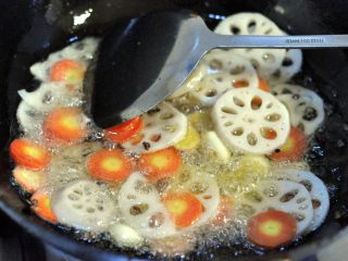 香辣干锅排骨,倒入藕、胡萝卜，快速翻炒。