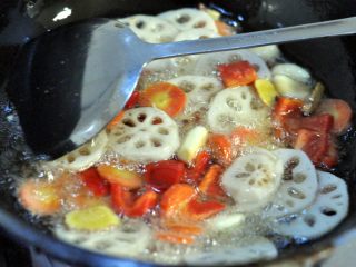 香辣干锅排骨,倒入甜椒和大葱，快速翻炒。
