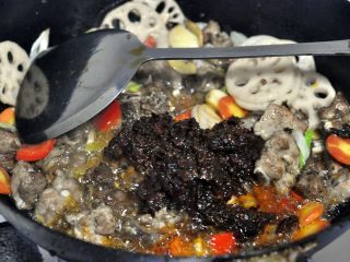 香辣干锅排骨,这个时候 倒入干锅底料，我用的是德庄的干锅底料，并不怎么辣，适合所有人食用。