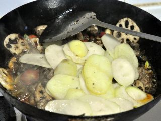 香辣干锅排骨,倒入之前炒过的土豆片，快速翻炒几下。