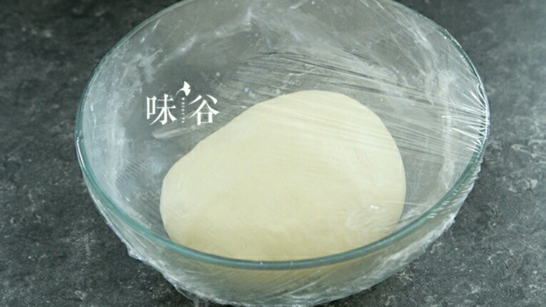 黑椒火腿肠面包,放在盆中盖上保鲜膜。