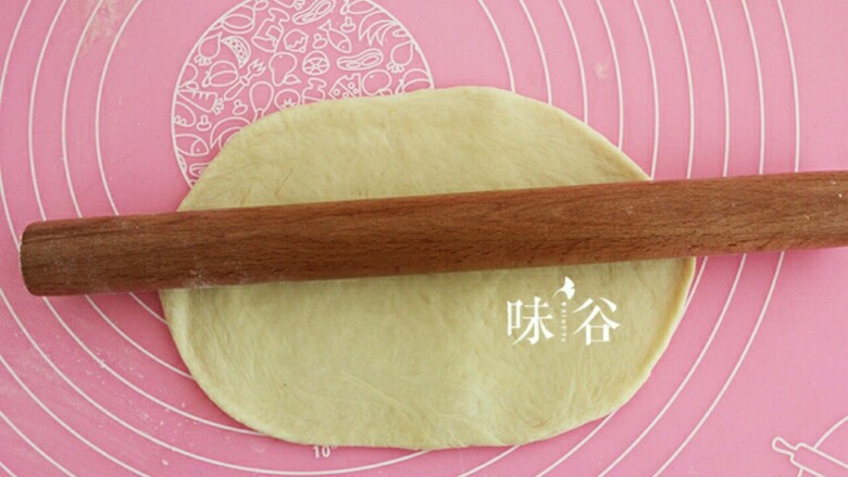 黑椒火腿肠面包,取一个擀成椭圆形。