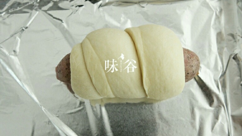 黑椒火腿肠面包,绕着香肠卷起来。